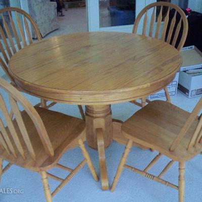 Round Wood table with 4 chairs and 1 leaf
