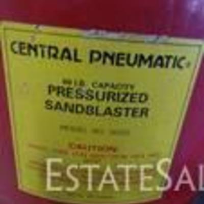 Pressurized sandblaster