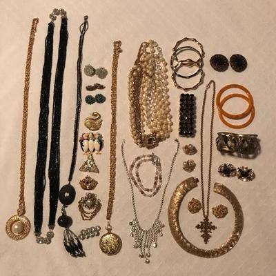 Nice Sampling of 200 Pieces of Costume Jewelry   3.â€” to 20.â€”