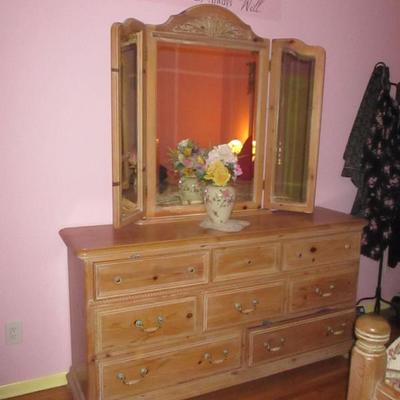 PINE BEDROOM QUEEN SPOTLESS COMPLETE