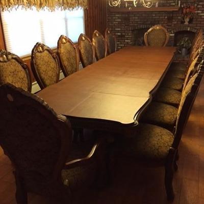 DESIGNER DINING ROOM SUITE OPENS TO 13 FT WITH PADDING AND EXTRAS WOW 14 DINING CHAIRS IN TOTAL TWO CAPTAINS CHAIRS