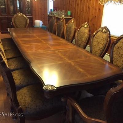 DESIGNER DINING ROOM SUITE OPENS TO 13 FT WITH PADDING AND EXTRAS WOW 14 DINING CHAIRS IN TOTAL TWO CAPTAINS CHAIRS