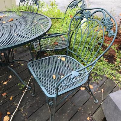Quality Woodard "Grapes" Outdoor Mesh Metal Dining Set. Table and 4 chairs.
