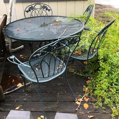 Quality Woodard "Grapes" Outdoor Mesh Metal Dining Set. Table and 4 chairs.
