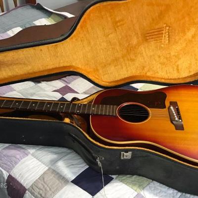 VINTAGE 1961 GIBSON GUITAR J-45 ADJ BRIDGE Heritage Sunburst. Original hard case and ACE leather shoulder strap.
