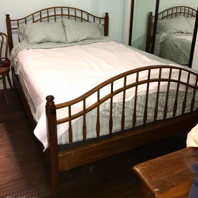 Ethan Allen Country Craftsman Windsor Pine Queen Bed
