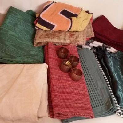Box lot of table clothes and place mats 
