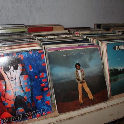 vinyl records   also have several hundred 78's and some 45's not in photos