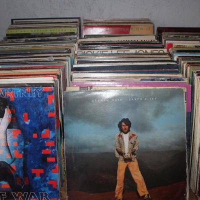 vinyl records   also have several hundred 78's and some 45's not in photos