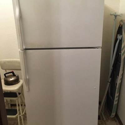 magic chef refrigerator/ freezer 