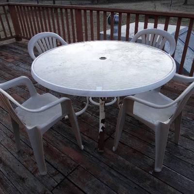 Metal patio table & 4 plastic patio chairs