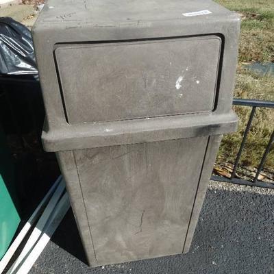 Commercial trash can w/ lid