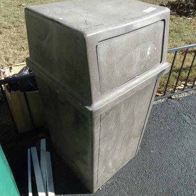 Commercial trash can w/ lid