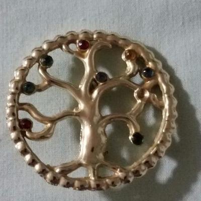 Lot 0035
Vintage Tree Broach with ston embellishments
Approx: 3.0