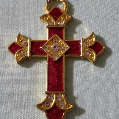 Lot 0021
Vintage Red & God Cross Necklace Charm with faux diamond embellishments
Approx: 2.0