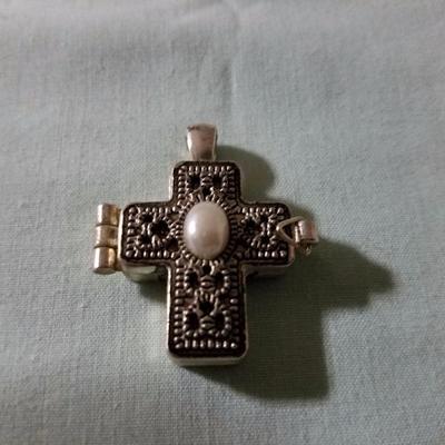 Lot 0010
Cross necklace charm (opens)
Approx: 1.5