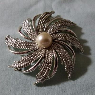Lot 0011
Broach with faux Pearl inlay
Approx: 3.0