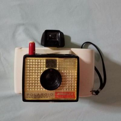 Lot 0043
Vintage Polaroid Land Camera Swinger Model 20
Mid to early 1960's