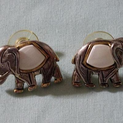 Lot 0018
Vintage Elephant earrings
Approx: 1.0