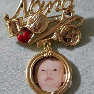 Lot 0030
Vintage Nana Broach with pic frame
Approx: 3.0