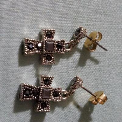 Lot 0023
Vintage Cross Earrings with stone embellishments
Approx: 1.0