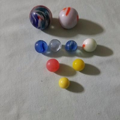 Lot 0052
Vintage Marbles (different sizes)
(9 total)