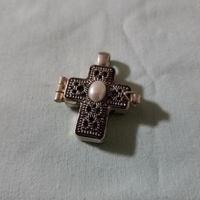Lot 0010
Cross necklace charm (opens)
Approx: 1.5