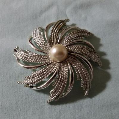 Lot 0011
Broach with faux Pearl inlay
Approx: 3.0