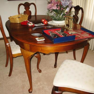 BUT IT NOW
Stanley American Craftsman Collection dining room table with chairs, pads and leaves