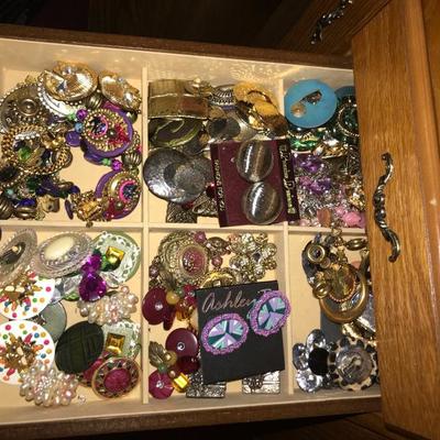 HUNDREDS OF JEWELRY ITEMS, BROOCHES, NECKLACES, PENDANTS, BRACELETS, EARRINGS, BUCKLES