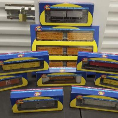HMT076 More Athearn Ready To Roll Trains in Miniature in Boxes

