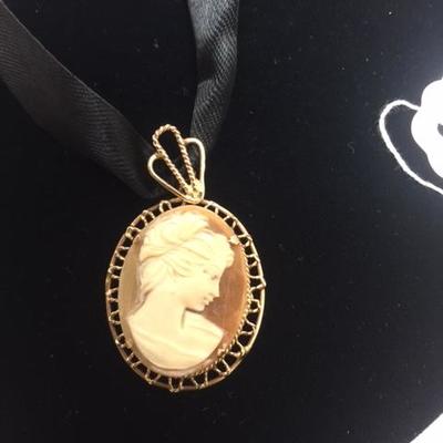 14kt gold shell cameo 