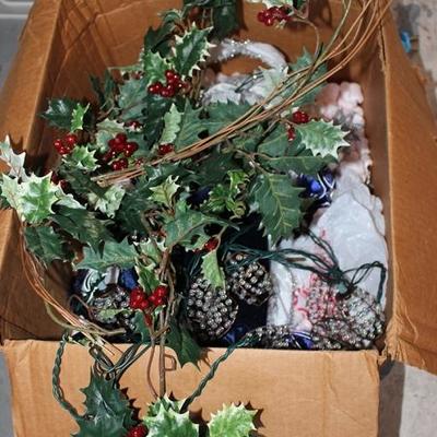 Box lot of miscellaneous Christmas dÃ©cor
