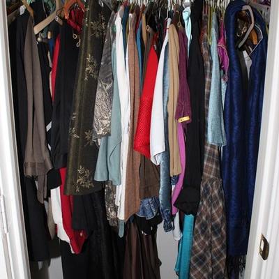 Box lot of women's clothing, dresses, shirts,  jeans, etc., size 4/6
