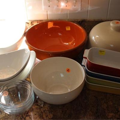 Box lot of miscellaneous bowls, cake stand
