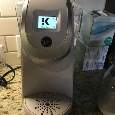 Keurig 2.0 pearl white coffee maker only 2 months old  