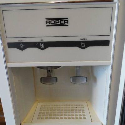 Roper side by side refrigerator w/ water & ice in ...