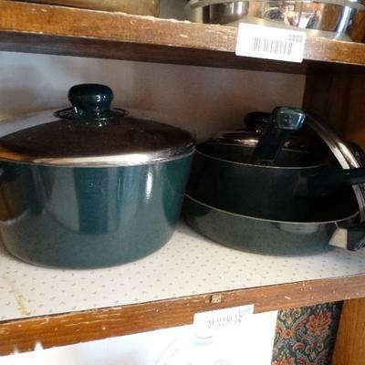 Lot of pots/pans