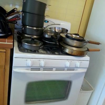 Tons of cookware pots and pans 