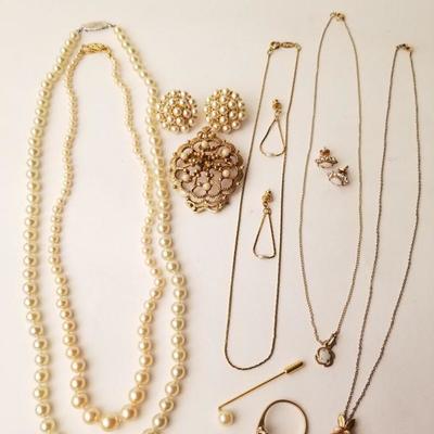 Pearl and Gold-Toned Jewelry Assortment  http://www.ctonlineauctions.com/detail.asp?id=672971