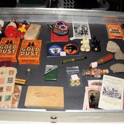 SEVERAL SHOWCASES FULL OF ANTIQUES AND COLLECTIBLES 
