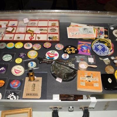SEVERAL SHOWCASES FULL OF ANTIQUES AND COLLECTIBLES 