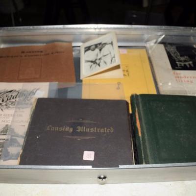 SEVERAL SHOWCASES FULL OF ANTIQUES AND COLLECTIBLES 
