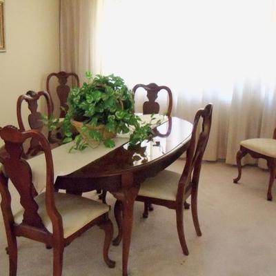 Beautiful dark wood table and six chairs, includes two leaves.