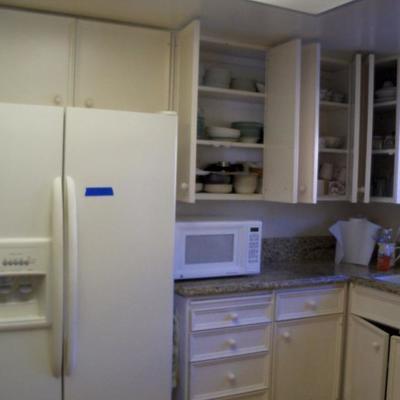 Refrigerator side by side with ice maker