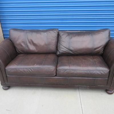 Fine leather with rounded arms, cool and comfortable in dark brown