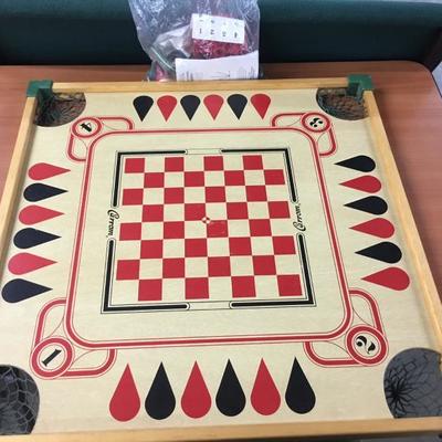 Carrom game with pieces