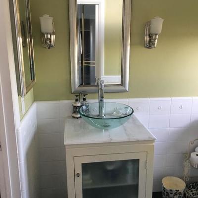 Washroom basin and cabinet
