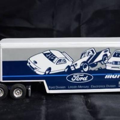 ERTL - Die Cast Replica - 1/64 Ford LTL-9000 w/ Sl ...