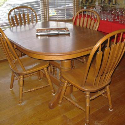 oak table , 4 chairs & leaves   $ 335.00